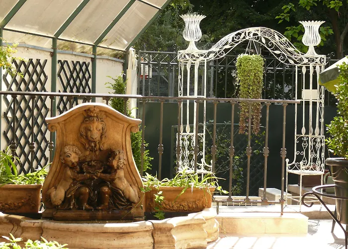 Arc De Triomphe Apartments